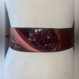 🌹 **Captivating Garnet Gemstone Leather Belt** 🌹